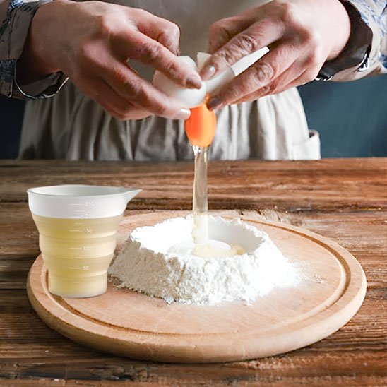 L'eau dans Verre mesureur pour préparatif de pâte