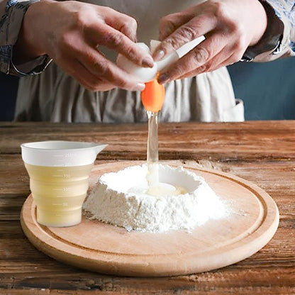 L'eau dans Verre mesureur pour préparatif de pâte