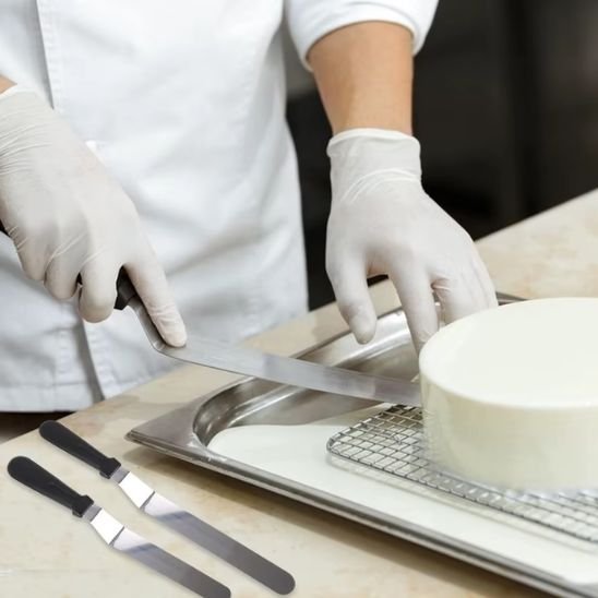 Lissage de gâteau avec une grande  Spatule 