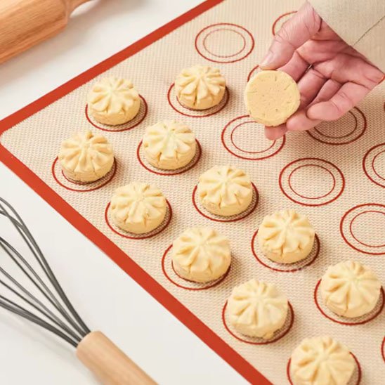 Macarons cuits sur Tapis de cuisson