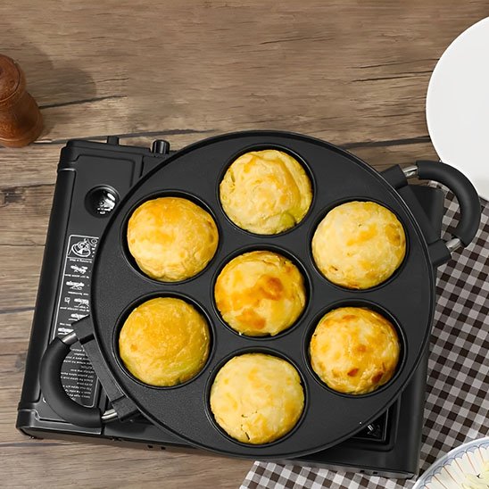 Moule à gateau avec 7 petits gâteaux sortie de four.