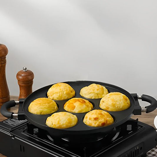 Moule à gateau avec des petits gâteaux  sur le fourneau.