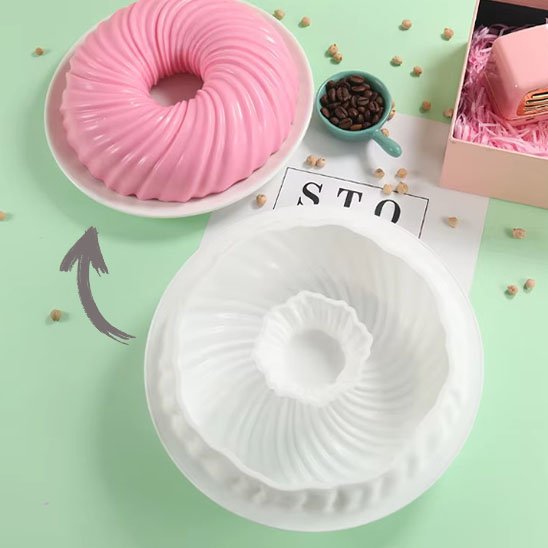 Moule à gateau blanche avec gâteau avec coloration rose