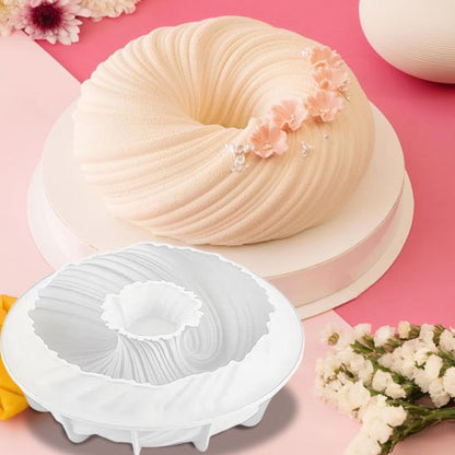 Moule à gateau blanche avec gâteau bien décoré de fleur dans une assiette