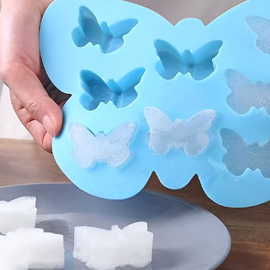 Moule à gateau bleu-clair avec des glaçons en forme de papillon