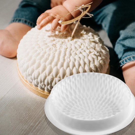 Moule à gateau en silicone et gâteau devant un bébé