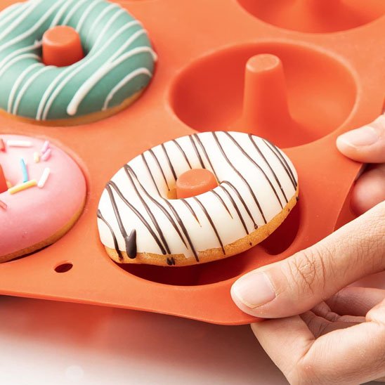 Moule à gateau en silicone orange àvec différents donuts