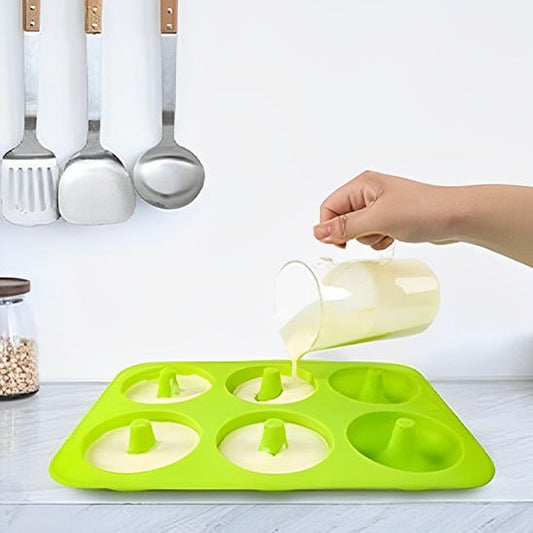 Moule à gateau en silicone  vert avec pâte donuts
