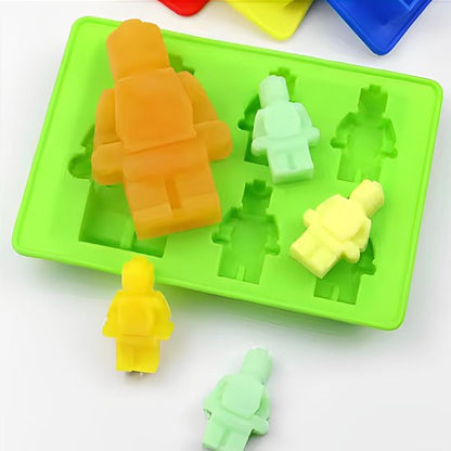 Moule à gateau`verte avec de gelées de robots de différentes couleurs