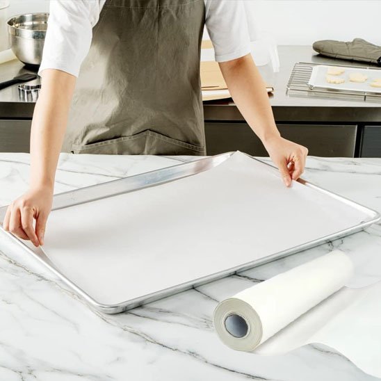 Papier cuisson blanc sur plaque à four