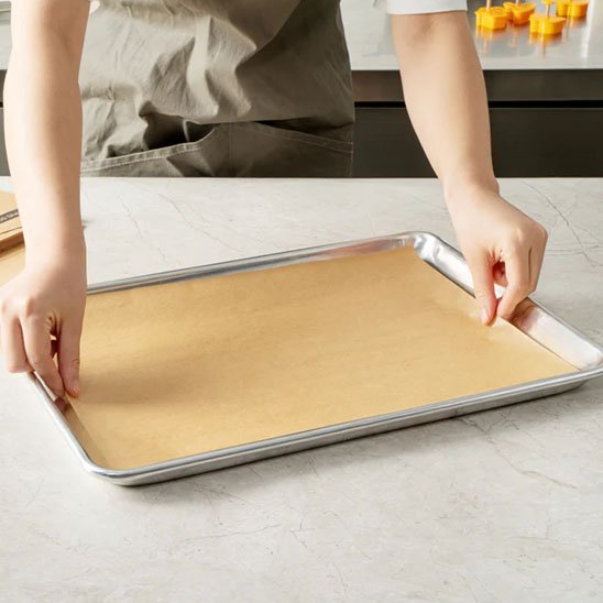 Papier cuisson brun dans une plaque à four