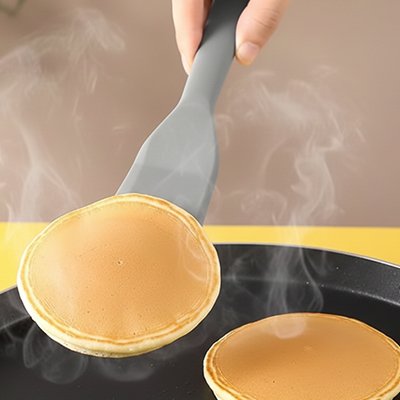  Préparation crêpes avec Spatule en silicone​  grise