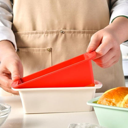  Présentation de deux différentes couleurs de Moule à gateau, rouge et blanche