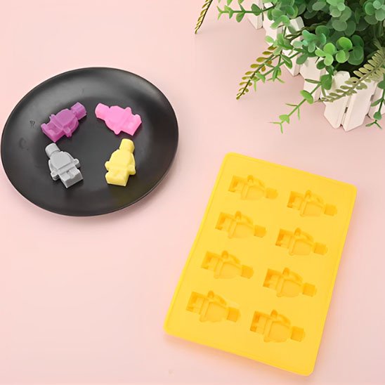  Présentation de Moule à gateau jaune avec differentes couleurs de figurines dans l;assiette
