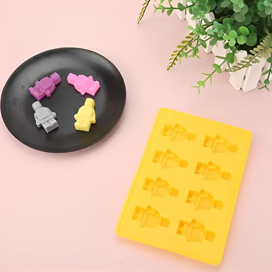  Présentation de Moule à gateau jaune avec differentes couleurs de figurines dans l;assiette