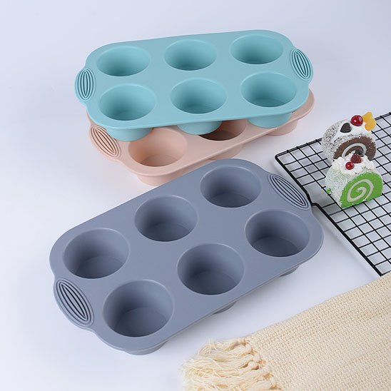 Présentation de trois différentes couleurs de Moule à gateau style 2, style 3 bleu-foncé et style 1 Rose