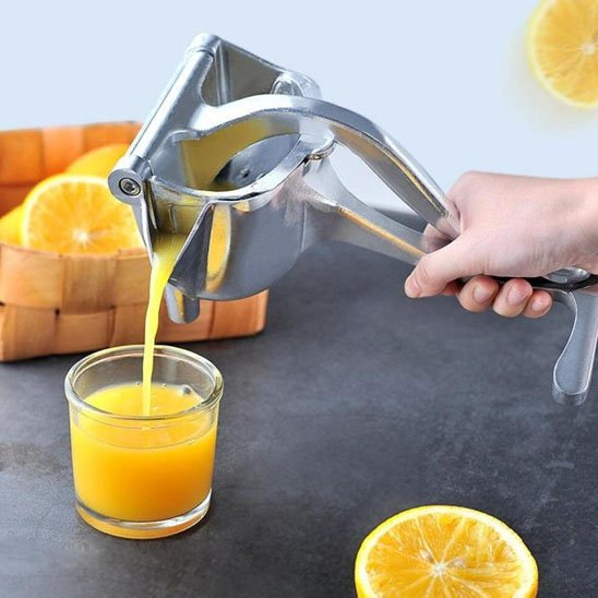  Pressage jus orange avec Presse agrume