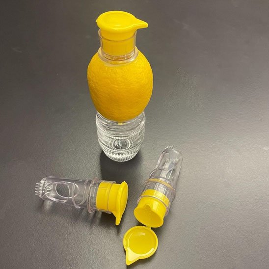 Presse agrume posé sur un verre
