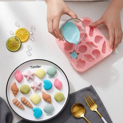 Réalisation de différentes formes de cookies à motifs marins avec moules en silicone rose 
