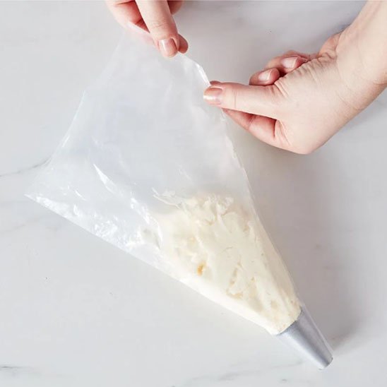 Remplissage de la moitié Poche à douille de crème 