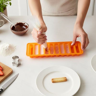Remplissage de Moule silicone  jaune avec pâte pour biscuits
