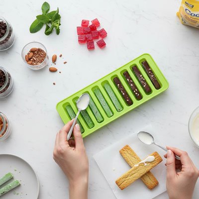 Remplissage de Moule silicone vert  avec le fondant  les gelées de plante et chocolat