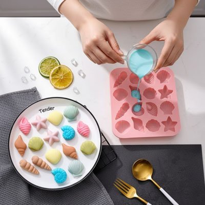 Remplissage de Moules en silicone rose avecla pâte blue