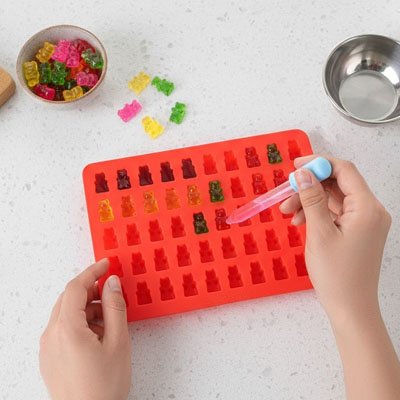 Remplissage de Moules en silicone rouge de différents gélifiants avec compte-gouttes