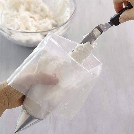  Remplissage de Poche à douille avec crème