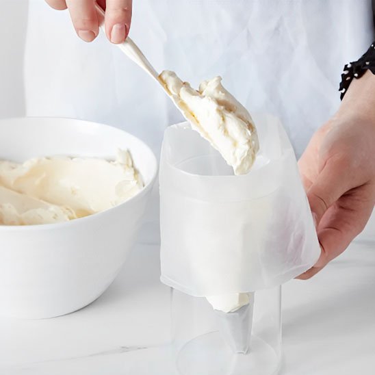  Remplissage de Poche à douille avec de crème pâtisserie