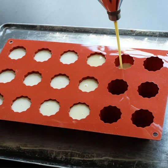  Remplissage Moules en silicone​ avec de pâte pâtisserie 