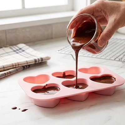 Remplissage Moules en silicone rectangulaire avec pâte chocolat