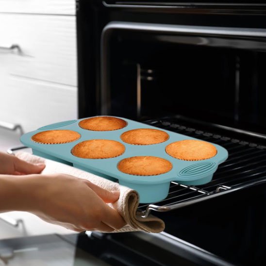 Sortie des muffins de four avec Moule à gateau style 3 bleu