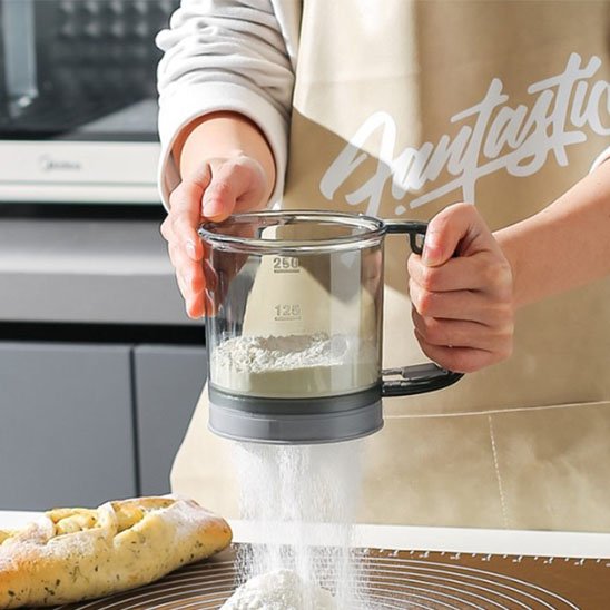  Tamisage de sucre glacé avec Tamis  sur tapis cuisson