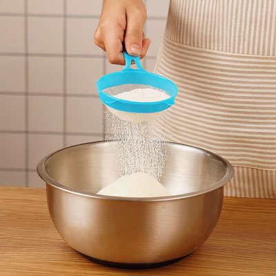 Tamisage  farine avec Passoire plastique blue
