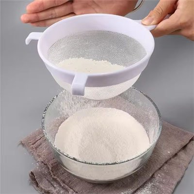 Tamisage farine avec Passoire plastique 