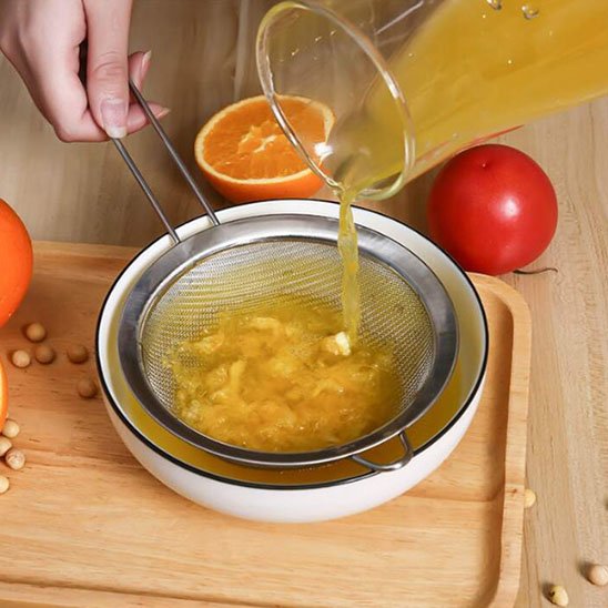 Tamisage  jus d'orange avec Tamis