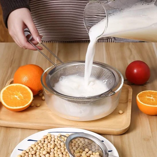  Tamisage lait avec Tamis