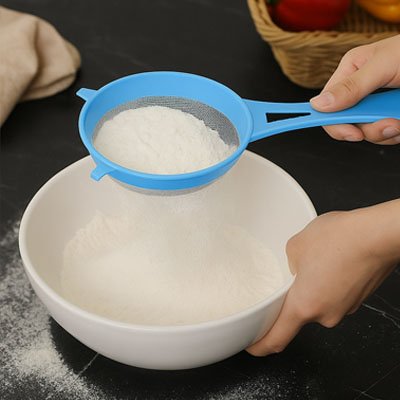 Tamisage sucre glace avec Passoire plastique blue