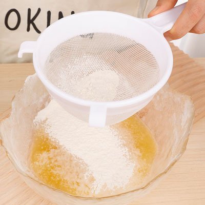 Tamisage  sucre glace avec Passoire plastique 