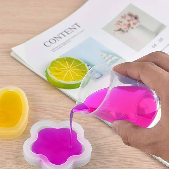 Transvasement de gelée rose avec  Verre doseur 