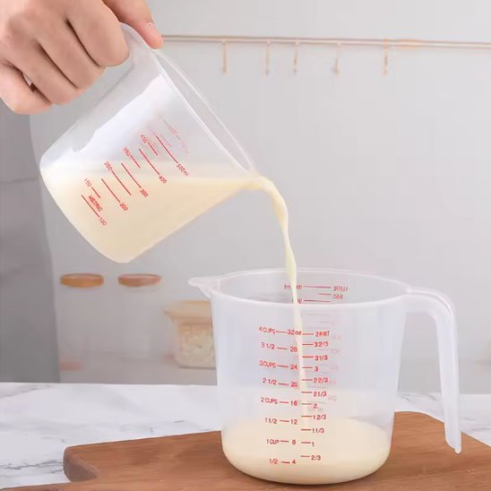  Transvasement lait dans Verre doseur 