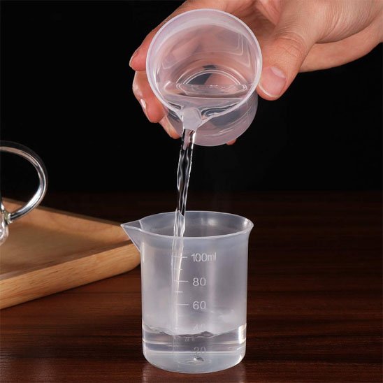  Transvasement l''eau entre Verre doseur 