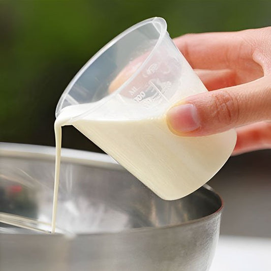  tranvasement du lait avec  Verre doseur 