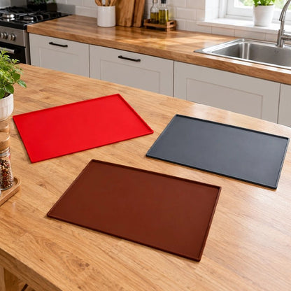 Trois différentes couleurs de Tapis de cuisson sur comptoir
