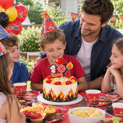  Un garçon et amis assis devant Décoration gateau anniversaire  