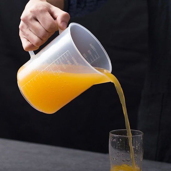 versement d'huile avec Verre doseur