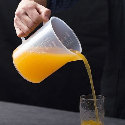 versement d'huile avec Verre doseur